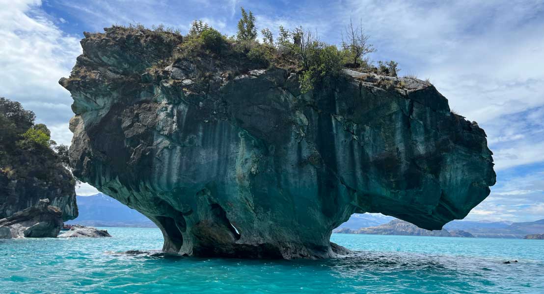 Capillas de Mármol — formación de mármol emergiendo del lago