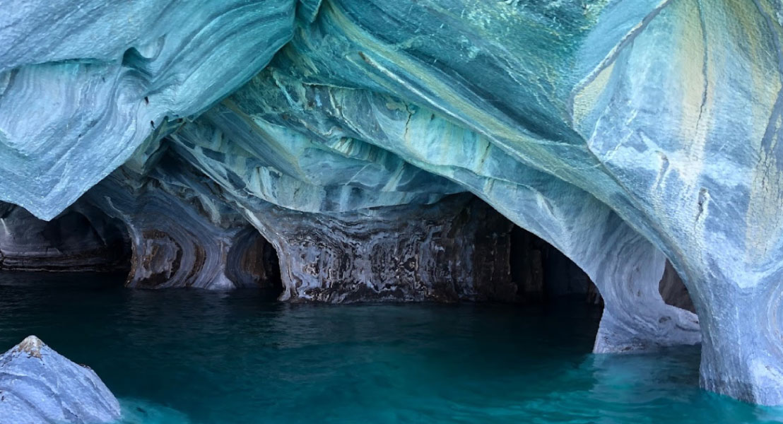 Cavernas de Mármol — interior de las cuevas de mármol azul sobre el agua