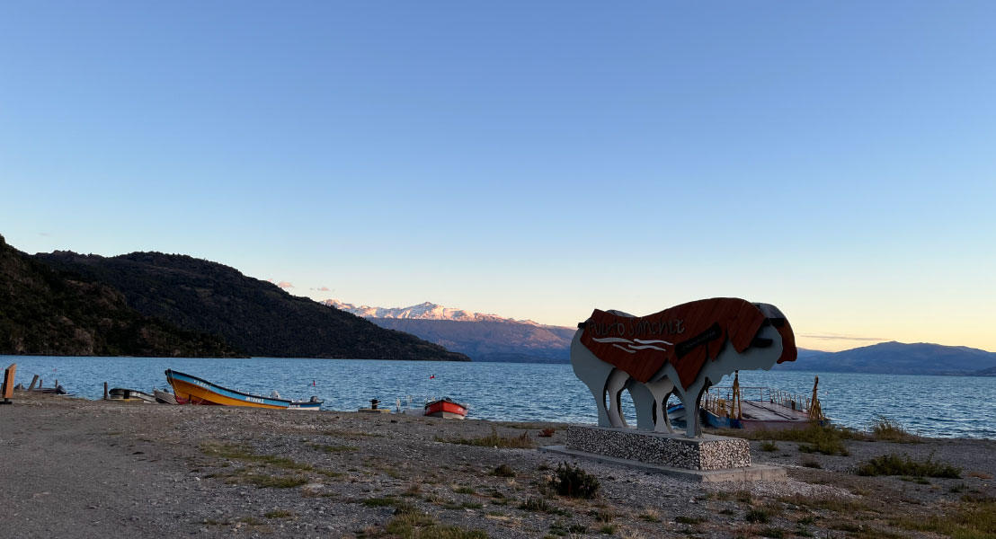 Puerto Sánchez — costanera del pueblo al atardecer, a orillas del Lago General Carrera