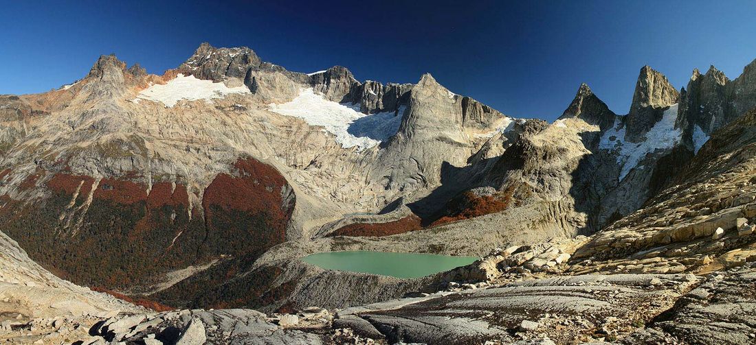 Torres del Avellano — cumbres graníticas y glaciar de la Sierra del Avellano